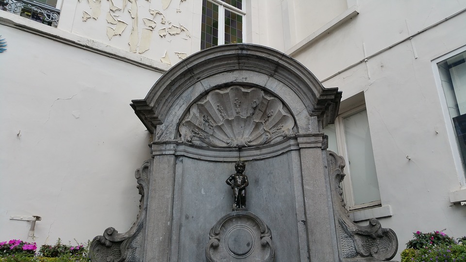 brusselsmannekenpis - See the wardrobe of the Manneken Pis. [ATTDT]