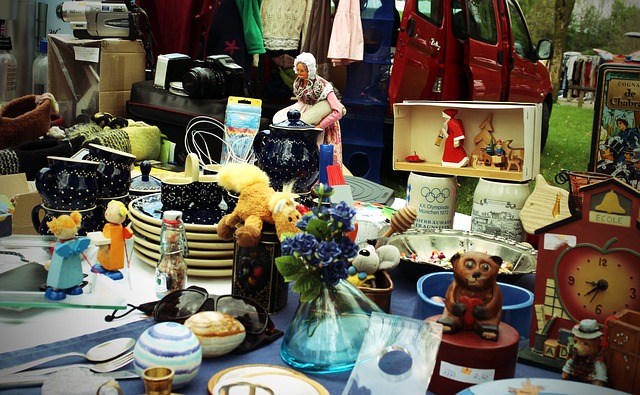 carbootsale - Walk between bargains in a London car boot crawl. [ATTDT]