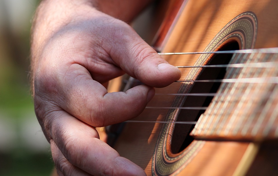guitarstrum - Discover the variety of folk in Fishguard. [ATTDT]