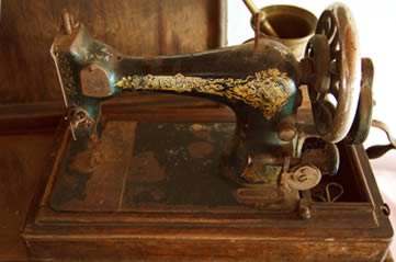 oldsewingmachine - Explore the threads of sewing history. [ATTDT]