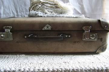 oldsuitcase - Go retro, and rummage through suitcases. [ATTDT]